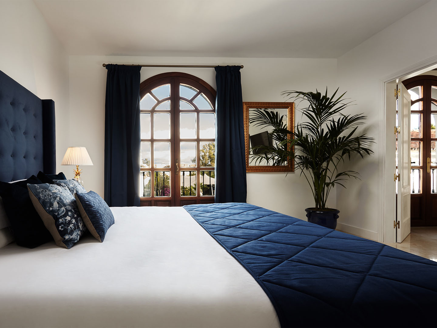 Junior suite with arched balcony doors