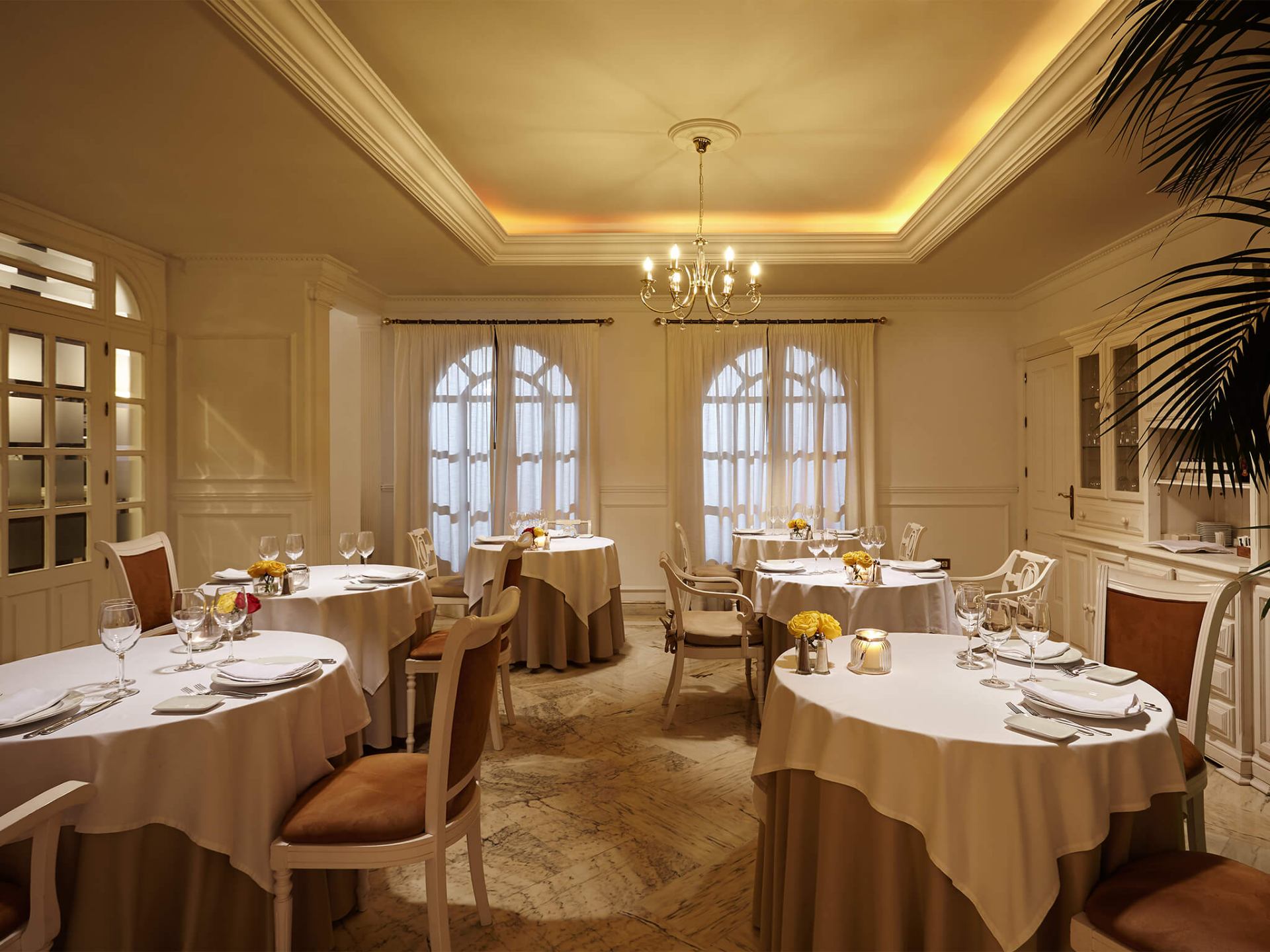 Glatt kosher restaurant dining room